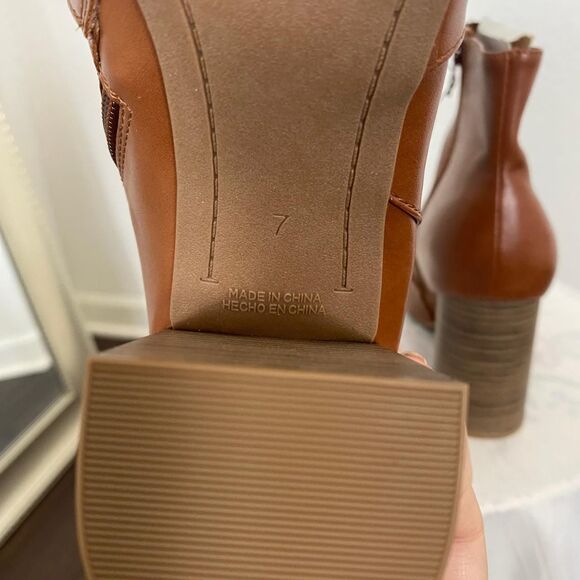 Old Navy NWT Elegant Cognac Brown Faux Leather Heeled Ankle Boots US 7 - Picture 7 of 8